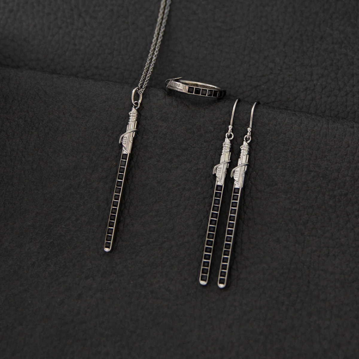 82-star-wars-x-rocklove-darksaber-crystal-lightsaber-necklace-4.webp Star Wars x RockLove Darksaber Crystal Lightsaber Necklace
